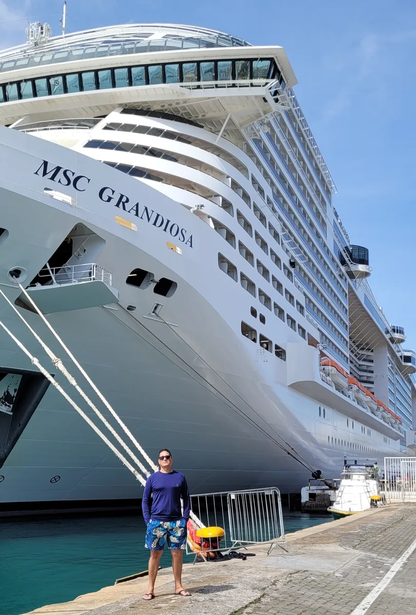 Luiz Carlos em frente ao MSC Grandiosa